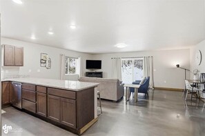 Televisión, Netflix, reproductor de DVD, servicios de streaming