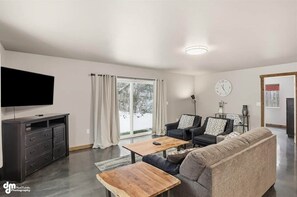 TV, Netflix, DVD player, streaming services - Matanuska Villa #1, Glacier Suites - Matanuska Villa #1 (Matanuska-Susitna)