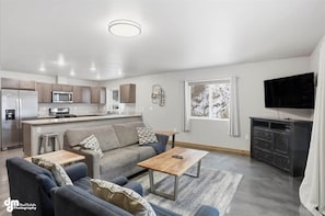 TV, Netflix, DVD player, streaming services - Matanuska Villa #1, Glacier Suites - Matanuska Villa #1 (Matanuska-Susitna)