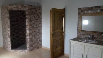 Comfort Villa | Bilik Mandi | Kelengkapan dandanan diri percuma, pengering rambut, tuala disediakan