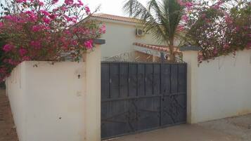 Pintu masuk properti