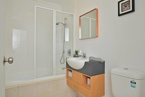House, 2 Queen Beds | Bathroom