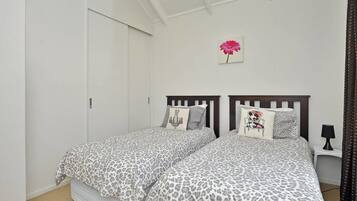 House, 2 Queen Beds | 2 bedrooms, iron/ironing board, free WiFi, bed sheets