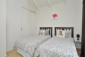House, 2 Queen Beds