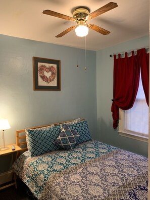 5 bedrooms, in-room safe, desk, iron/ironing board - Well-appointed with everything needed (Pawtucket)