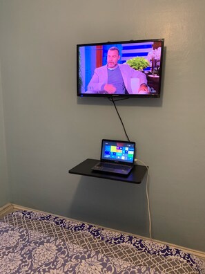 5 bedrooms, in-room safe, desk, iron/ironing board - Well-appointed with everything needed (Pawtucket)