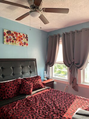 5 bedrooms, in-room safe, desk, iron/ironing board - Well-appointed with everything needed (Pawtucket)