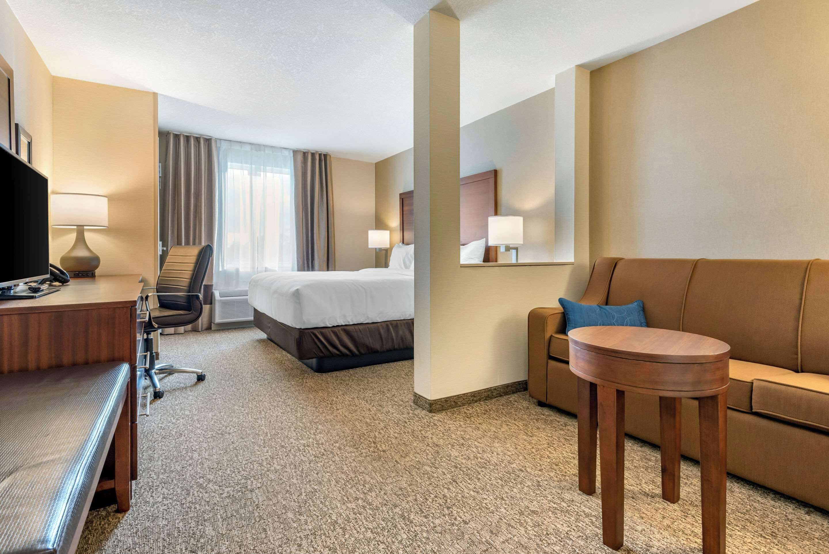 スイート キングベッド 1 台ソファーベッド付き 禁煙 | デスク、ノートパソコン用作業スペース、アイロン / アイロン台、WiFi (無料)