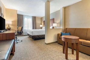 套房, 1 张特大床和 1 张沙发床, 无烟房 | 办公桌、笔记本电脑工作区、熨斗/熨衣板、免费 WiFi