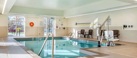 Piscine couverte, accès possible de 10 h 00 à 22 h 00, chaises longues