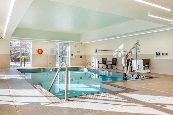 Una piscina cubierta (de 10:00 a 22:00), tumbonas