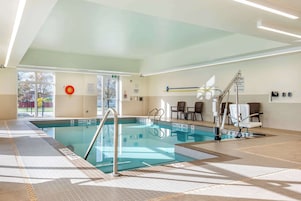 Una piscina cubierta (de 10:00 a 22:00), tumbonas
