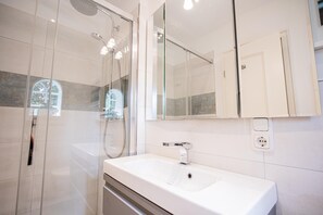 Douche, serviettes fournies