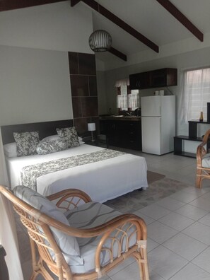 시그니처 방갈로, 정원 전망 | 객실 내 금고, 각각 다른 스타일의 인테리어, 각각 다르게 가구 비치, 노트북 작업 공간