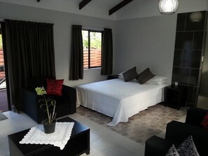 Bangalô com design assinado, vista para o jardim | Área de estar | TV de tela plana, DVD player