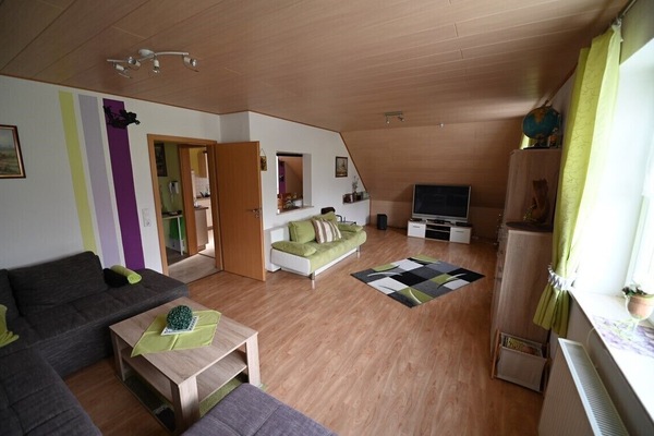 Ferienwohnung Finningen-Wohnzimmer mit großem Fernseher