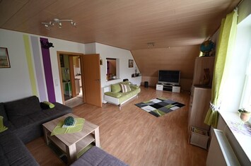Ferienwohnung Finningen-Wohnzimmer mit großem Fernseher