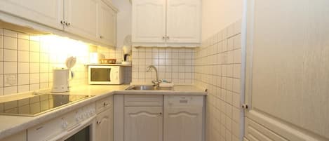 Fridge, microwave, oven, coffee/tea maker