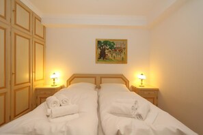 2 makuuhuonetta, työpöytä, ilmainen Wi-Fi, vuodevaatteet