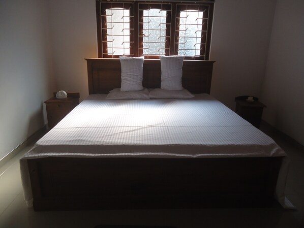 House | 2 bedrooms, in-room safe, iron/ironing board, bed sheets