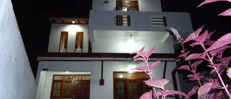 Voorkant accommodatie - avond/nacht