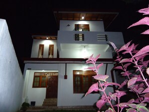 Fassade der Unterkunft – Abend/Nacht