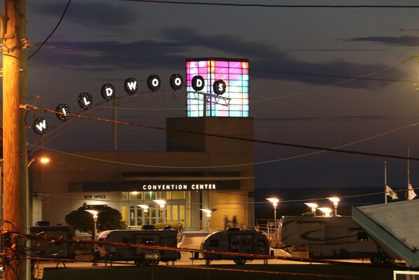 Un centro de convenciones con un letrero llamativo que dice 'WILLOWWOOD' y 'CENTRO DE CONVENCIONES'.