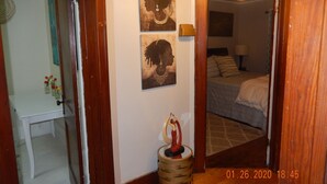 3 bedrooms, desk, iron/ironing board, free WiFi - Motorby must live (Detroit)
