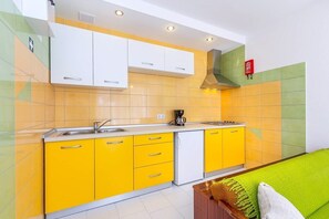 Fridge, stovetop, coffee/tea maker - Holiday apartment with sea view (Banjole)