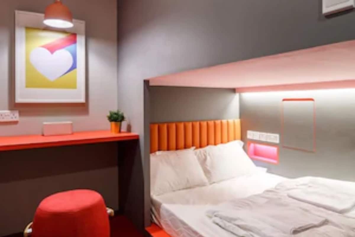 Private Queen Room, Shared Bathroom | 1 bedroom, soundproofing, iron/ironing board, free WiFi