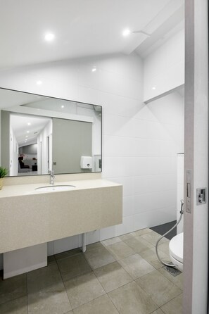 Bathroom - Circular House (Singapore)
