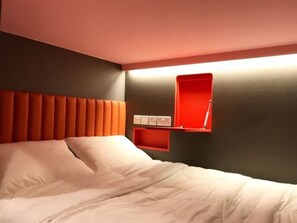 Private Queen Room, Shared Bathroom | Soundproofing, iron/ironing board, free WiFi, bed sheets - Circular House (Singapore)