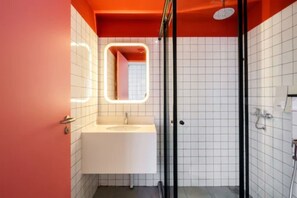 Shower, hair dryer, bidet, towels - Circular House (Singapore)