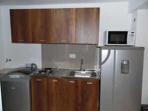Fridge, stovetop, cookware/dishes/utensils - Comodo aparta suite en Laureles cerca a la 70 (Medellín)