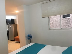 1 dormitorio, tabla de planchar con plancha, wifi y ropa de cama