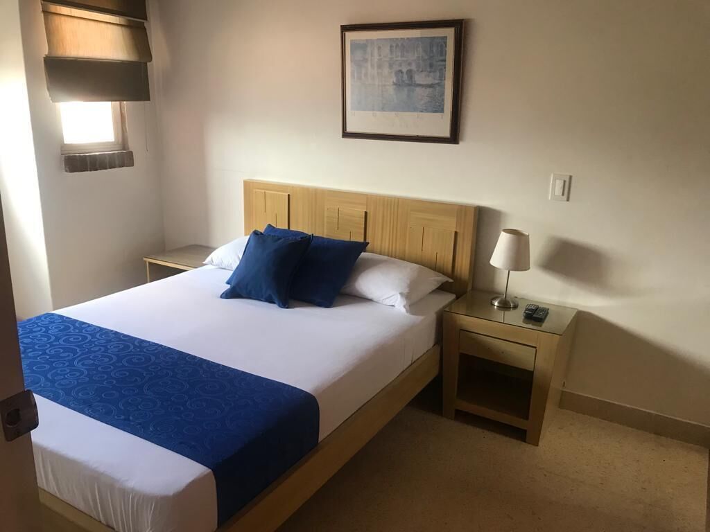 2 habitaciones, escritorio, tabla de planchar con plancha y wifi gratis 