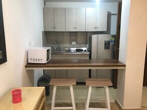Fridge, microwave, stovetop, coffee/tea maker - Comfortable 2 Bedroom 2 Bathoom apartment (Medellín)