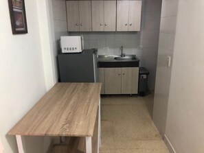 Réfrigérateur, micro-ondes, plaque de cuisson, cafetière/bouilloire