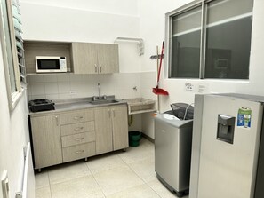 Kochgeschirr/Geschirr/Besteck, Esstisch