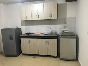 Frigorífico, microondas, placa de cocina y cafetera o tetera