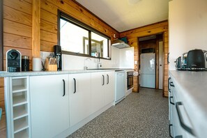 Een koelkast, een magnetron, een oven, een kookplaat