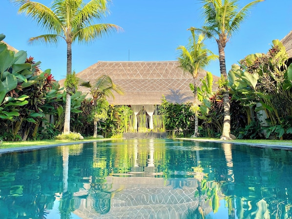 Piscine extérieure, chaises longues