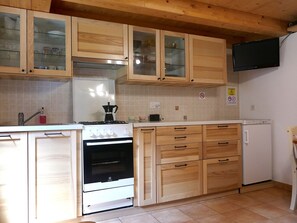 Kühlschrank, Ofen, Hochstuhl, Kochgeschirr/Geschirr/Besteck