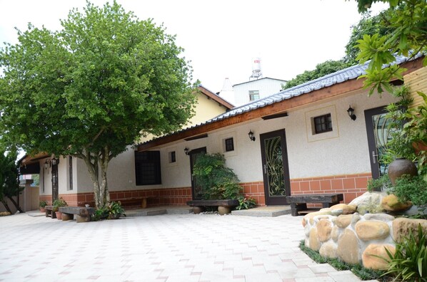 Vista frontal de la propiedad