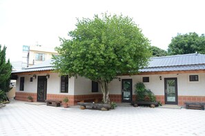 Vista frontal de la propiedad