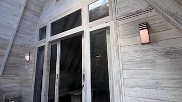 Suite, pemandangan kolam renang | Brankas, meja kerja, Wi-Fi gratis, dan seprai linen