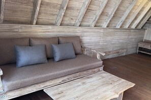 Suite, uitzicht op zwembad | Een kluis op de kamer, een bureau, gratis wifi, beddengoed