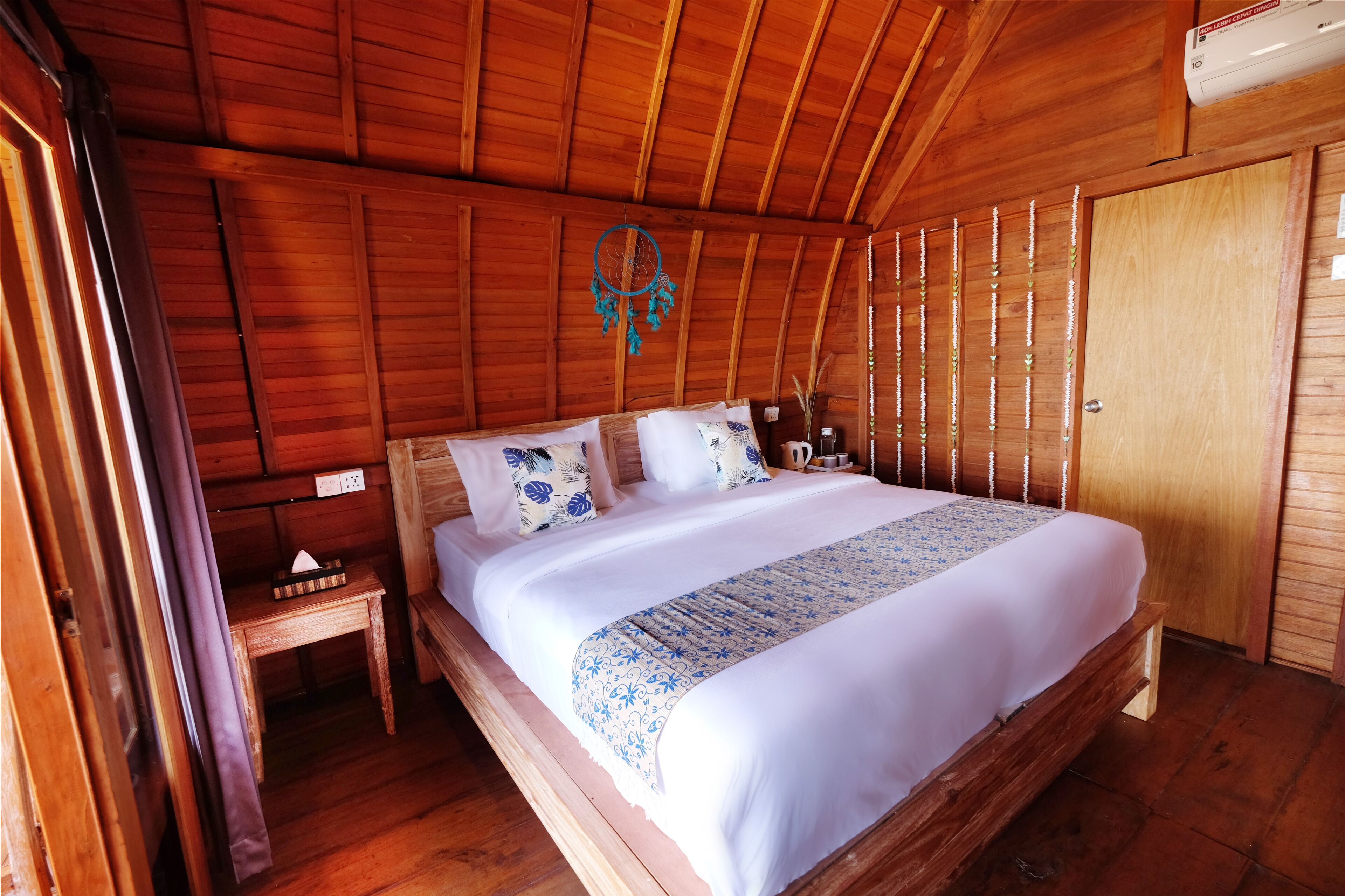 Minibar, blackout curtains, free WiFi, bed sheets