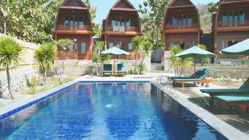 Kolam renang outdoor, dengan payung kolam renang dan kursi berjemur