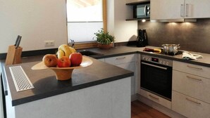 Una cocina moderna con una isla central, un microondas, una estufa y un lavaplatos.